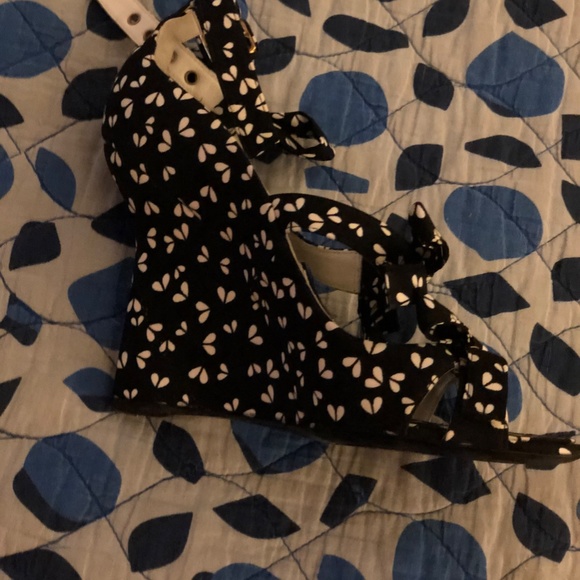 Black and white Louis Vuitton heels - Picture 4 of 6